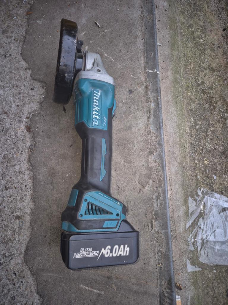 Makita Haakse Slijper DGA504Z met 6.0Ah Accu, Doe-het-zelf en Verbouw, Gereedschap | Slijpmachines, Ophalen of Verzenden, Gebruikt