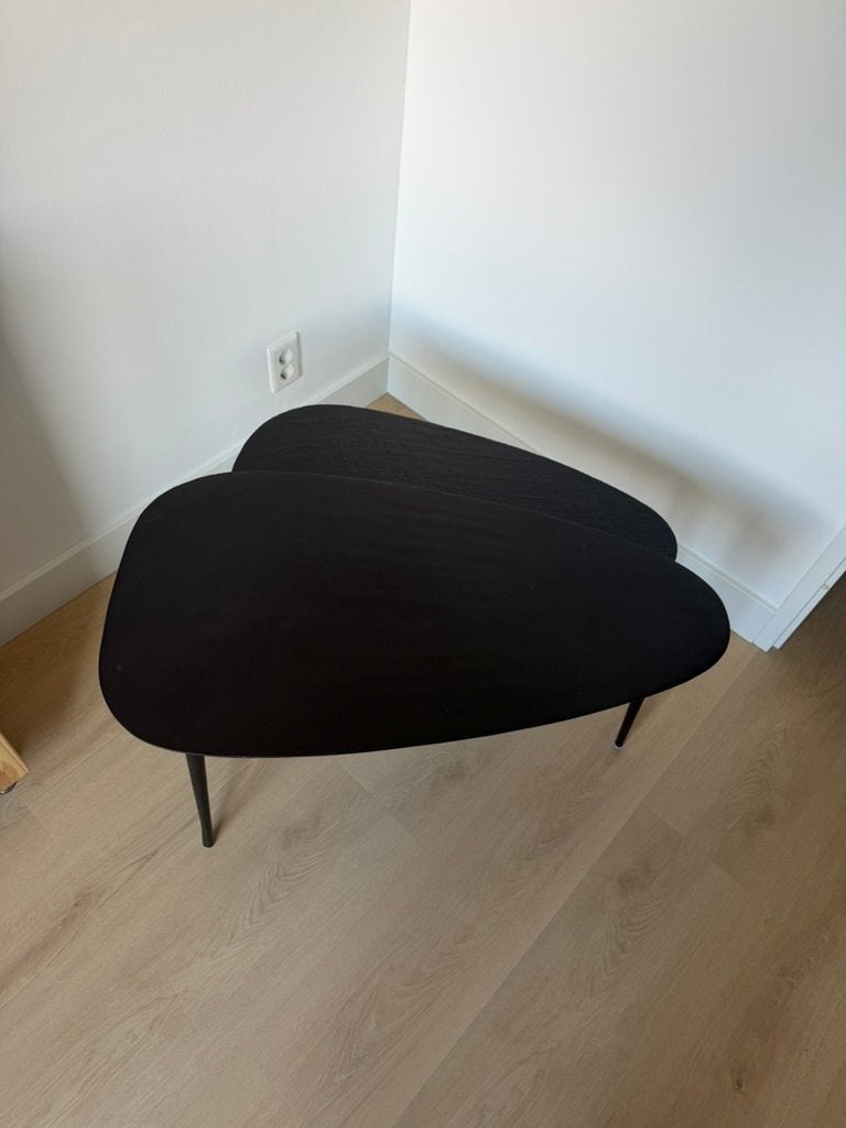 Twee zwarte salontafels met dunne poten, Huis en Inrichting, Tafels | Salontafels, Ophalen, 50 tot 100 cm, Rond, 50 tot 100 cm