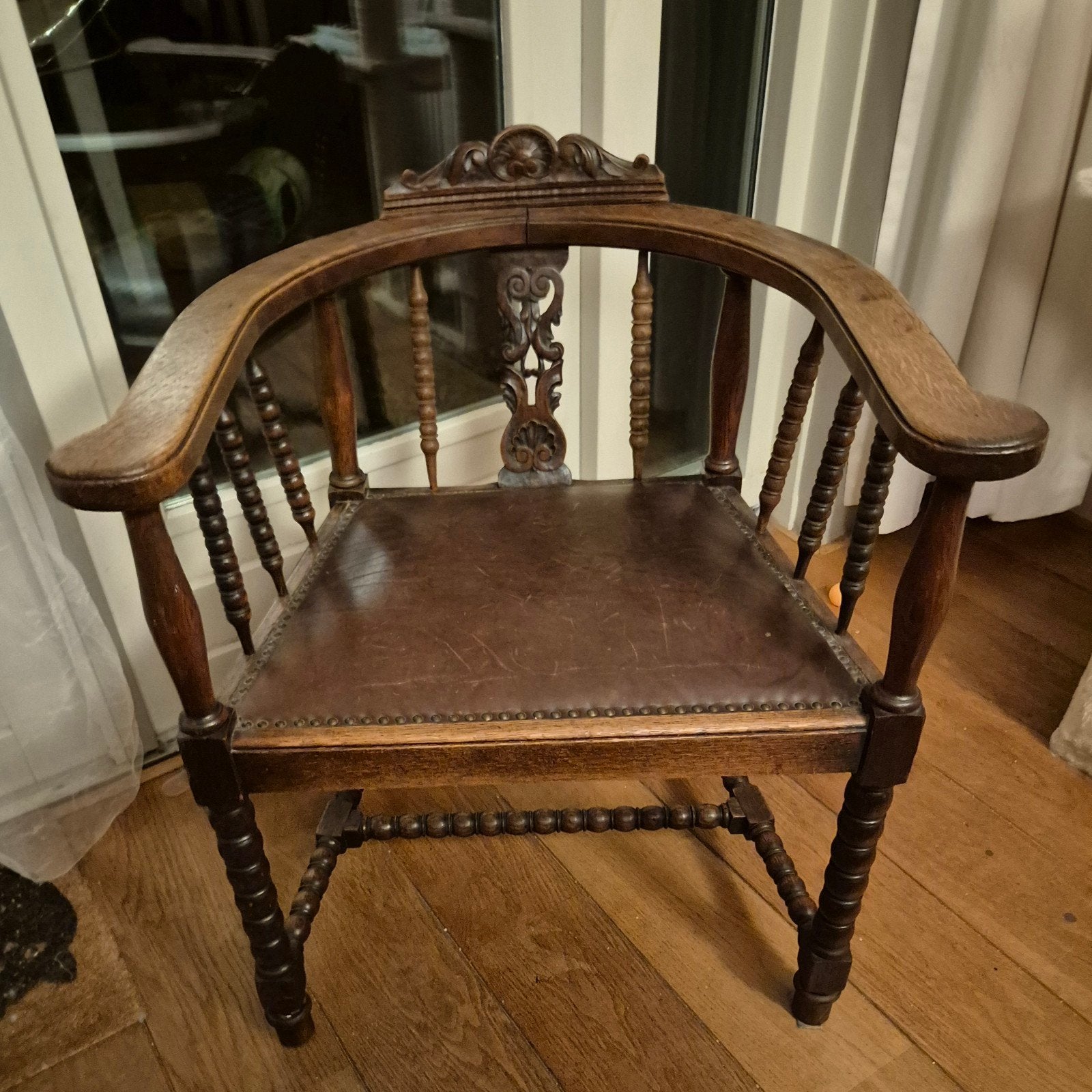 Antieke captainsstoel met leer en houtsnijwerk, Antiek en Kunst, Ophalen