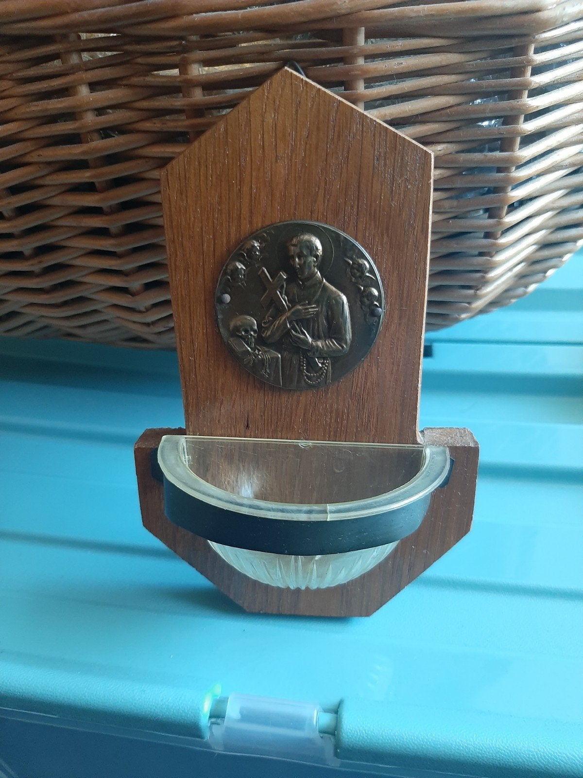 Vintage houten wijwaterbakje met religieuze afbeelding, Ophalen