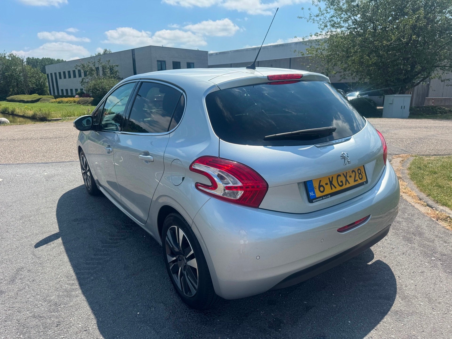 Peugeot 208 2013 * 1.6 e-HDi Allure * AUTOMAAT * APK * TOP C, Auto's, Peugeot, Euro 5, Gebruikt, Start-stop-systeem, Origineel Nederlands