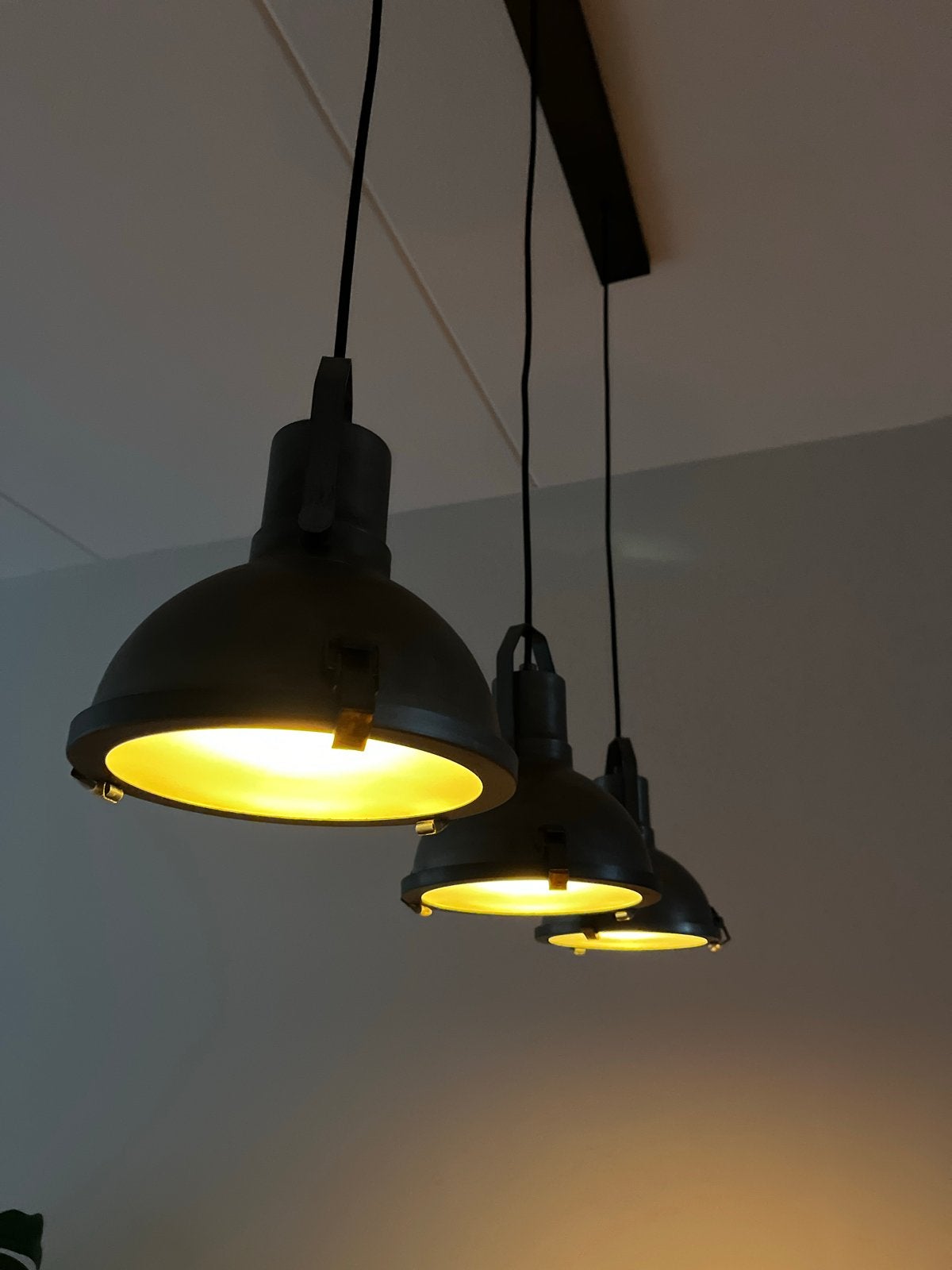 Foto 3 van Industriële hanglamp 3 kappen - Magnus zwart metaal