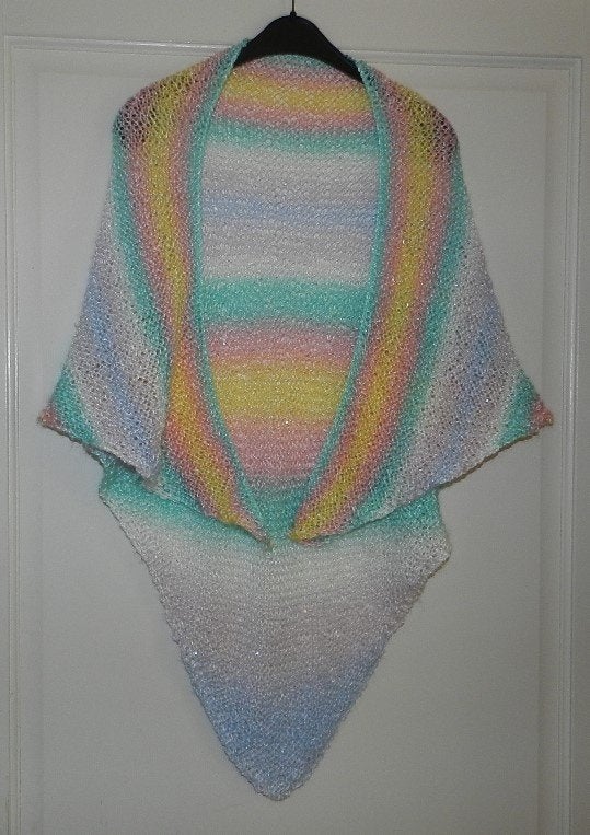 Mooie handgebreide omslagdoek/poncho in pastelkleuren, Kleding | Dames, Verzenden, Nieuw, Maat 46/48 (XL) of groter