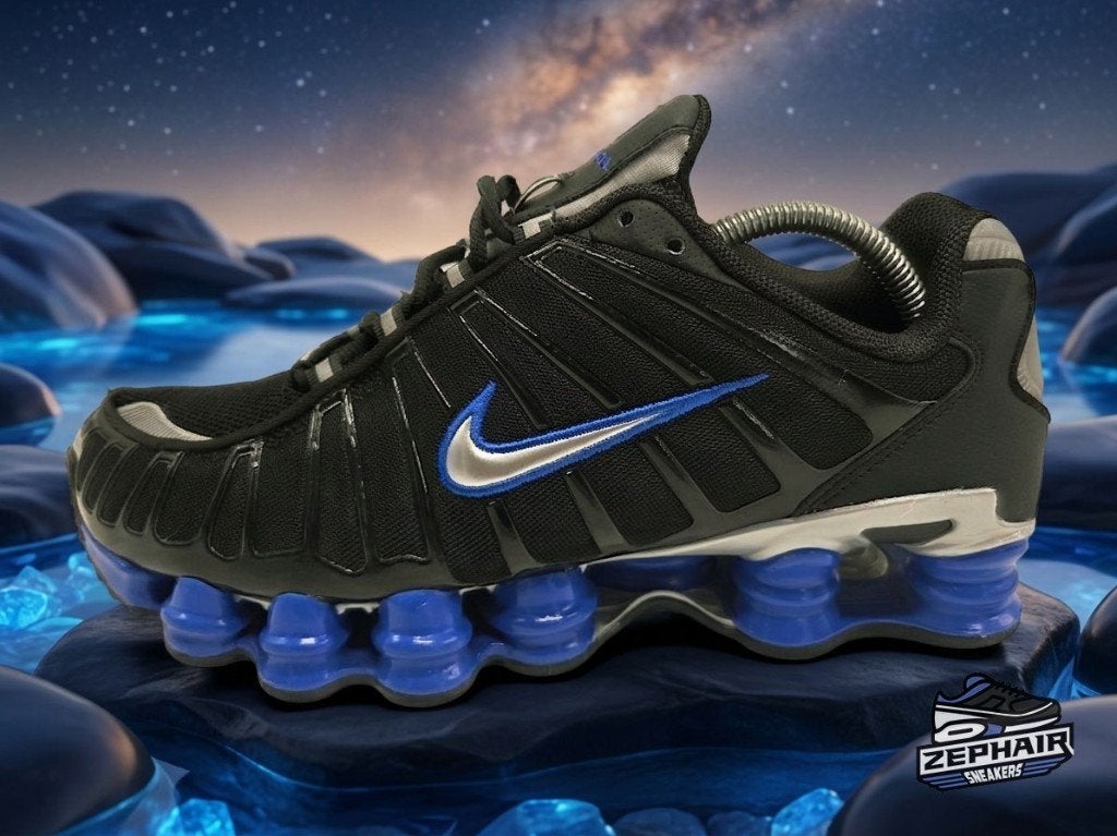 Nike Air Max Shox TL 'Black/Racer Blue' EU42 2024, Kleding | Heren, Schoenen, Colosseum 1, 1213 NL Hilversum, Nederland, Zwart