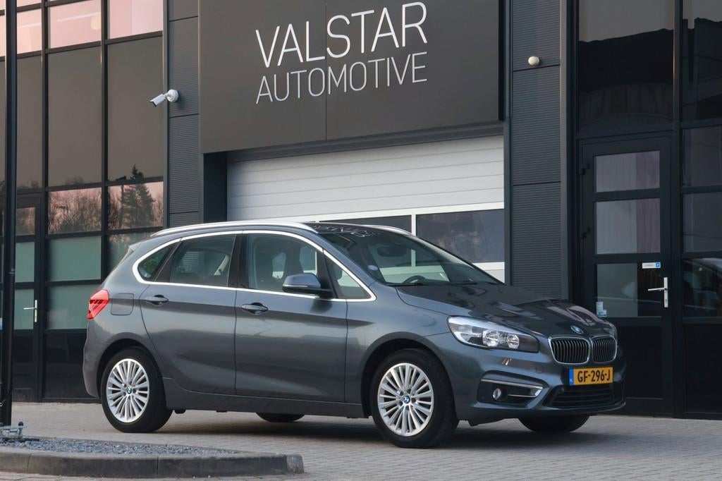 BMW 2-serie Active Tourer 220i Luxury | Trekhaak | Camera |, 1998 cc, 730 kg, Gebruikt, Euro 6