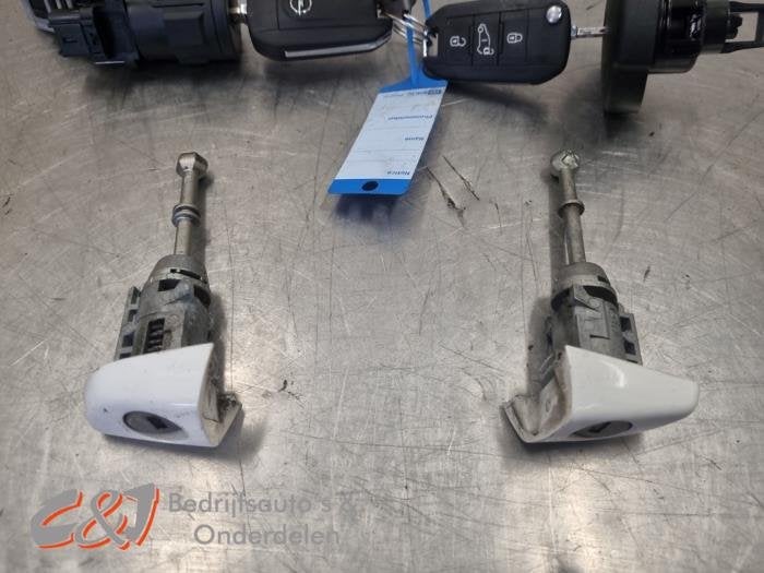 Kontaktslot + Sleutel van een Opel Combo, Gebruikt, -, -, Opel