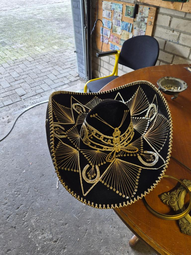 Zwarte Sombrero met Gouden Borduurwerk, Kleding | Dames, Hoed, One size fits all, Ophalen of Verzenden, Onbekend