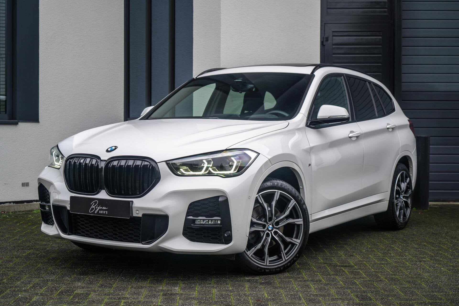 BMW X1 sDrive18i M-Sport PANO / HUD / CAMERA, Auto's, Gebruikt, Zwart, Wit, Leder