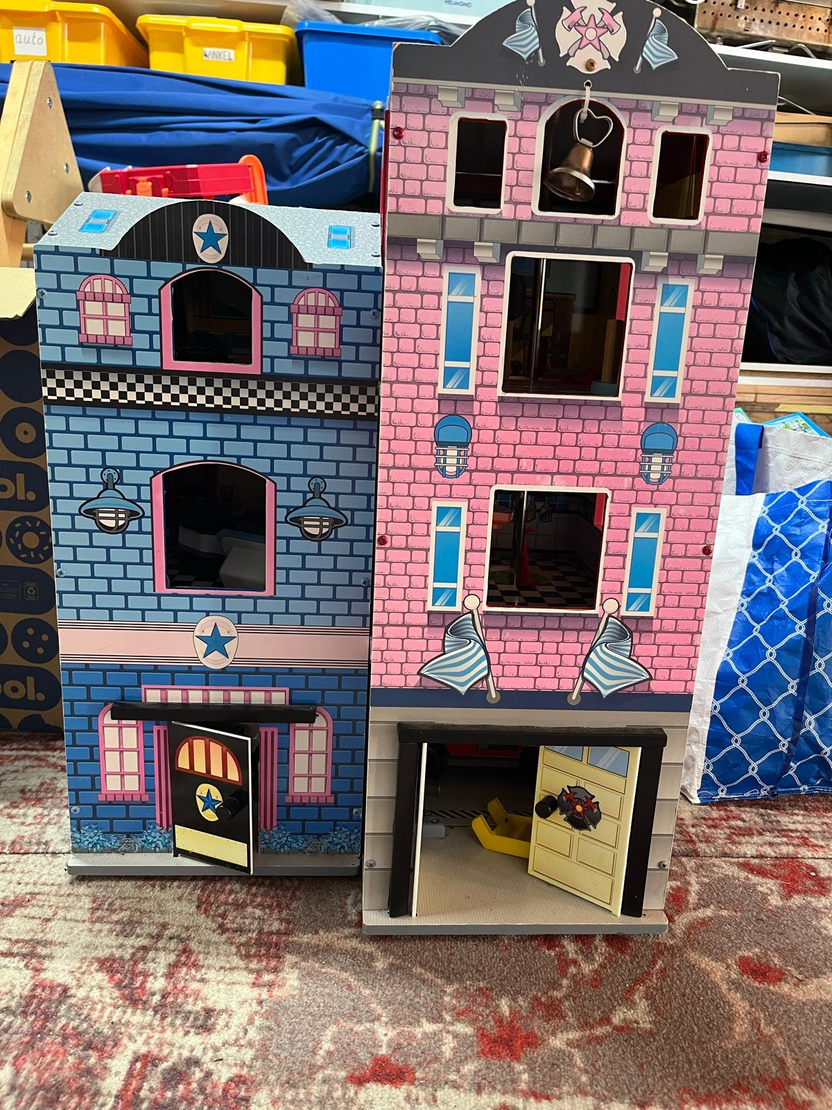 Groot houten poppenhuis/brandweerkazerne, Ophalen, Gebruikt, Poppenhuis