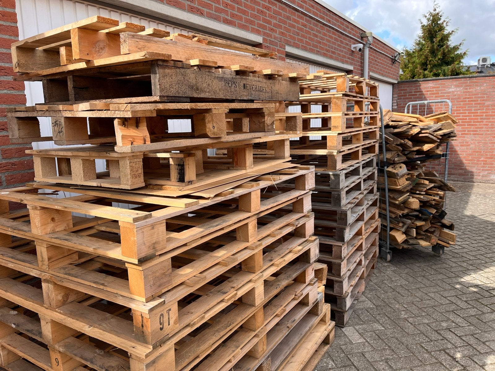 Gratis Droog Stookhout van Pallets, Tuin en Terras, Haardhout, Minder dan 3 m³, Ophalen of Verzenden, Overige houtsoorten, Blokken