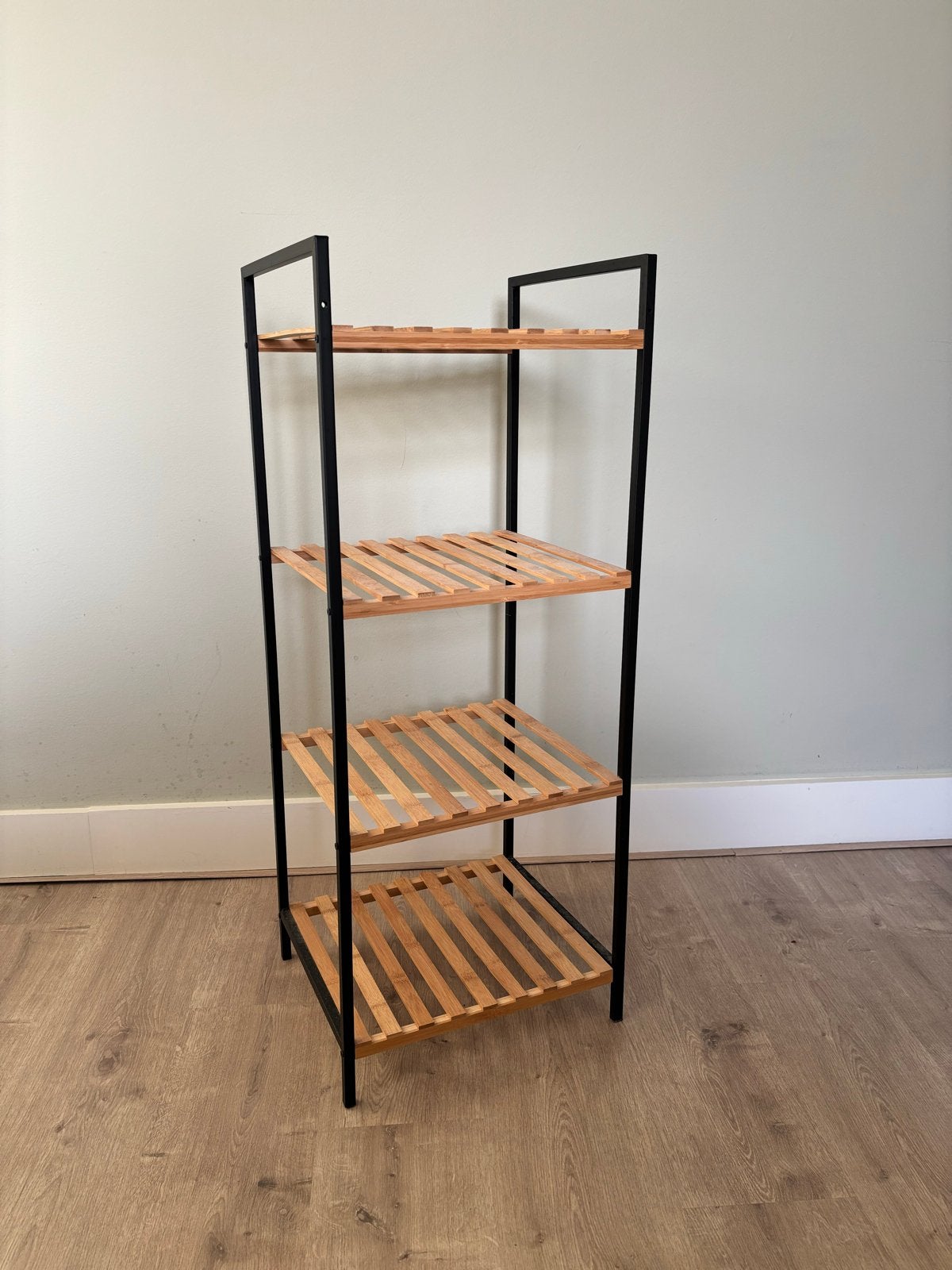 Stijlvol rek met 4 planken en zwart metalen frame, Ophalen of Verzenden, Zo goed als nieuw