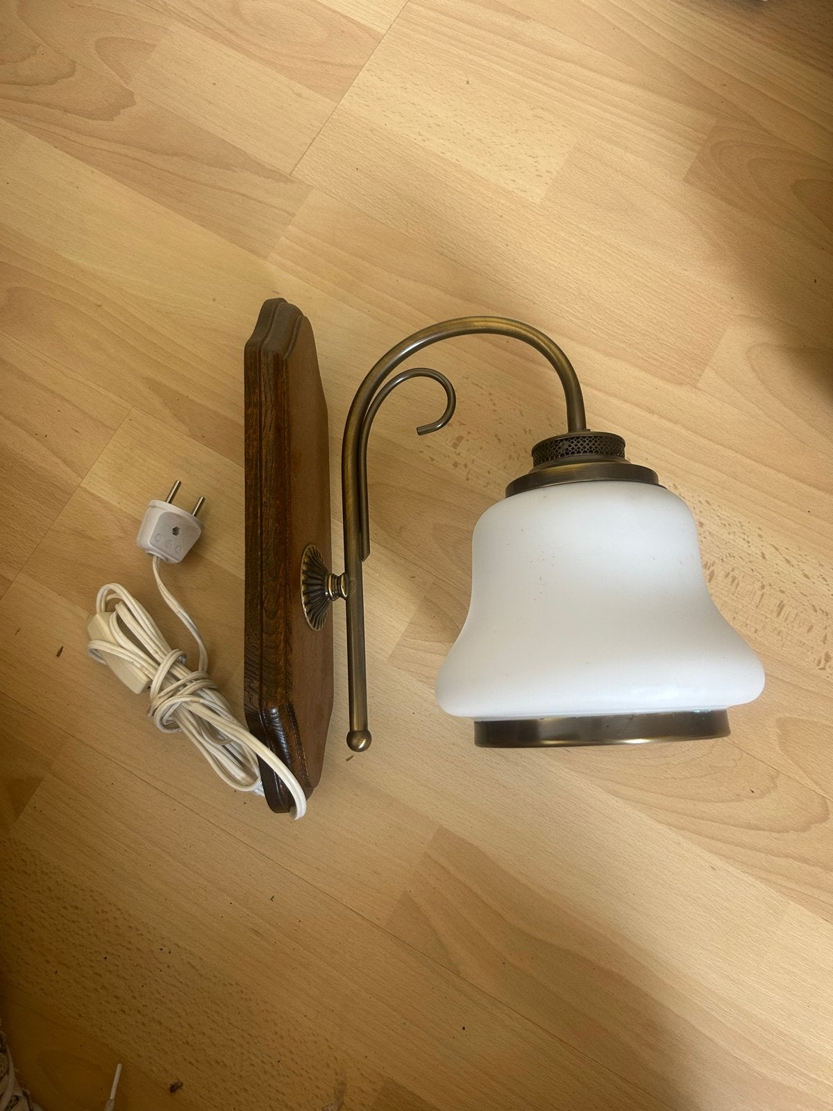 Vintage houten wandlamp met wit glazen kap, Ophalen, Met snoer/stekker, Gebruikt, Overige fittingen