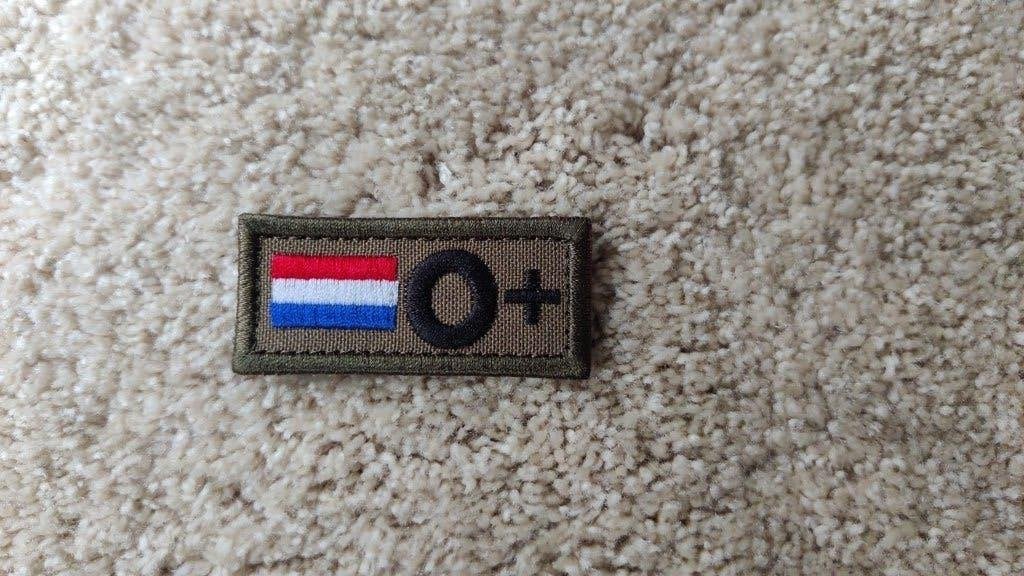 Bloedgroep embleem 0+ Mariniers Landmacht KCT defensie, Ophalen of Verzenden, Landmacht, Nederland, Embleem of Badge