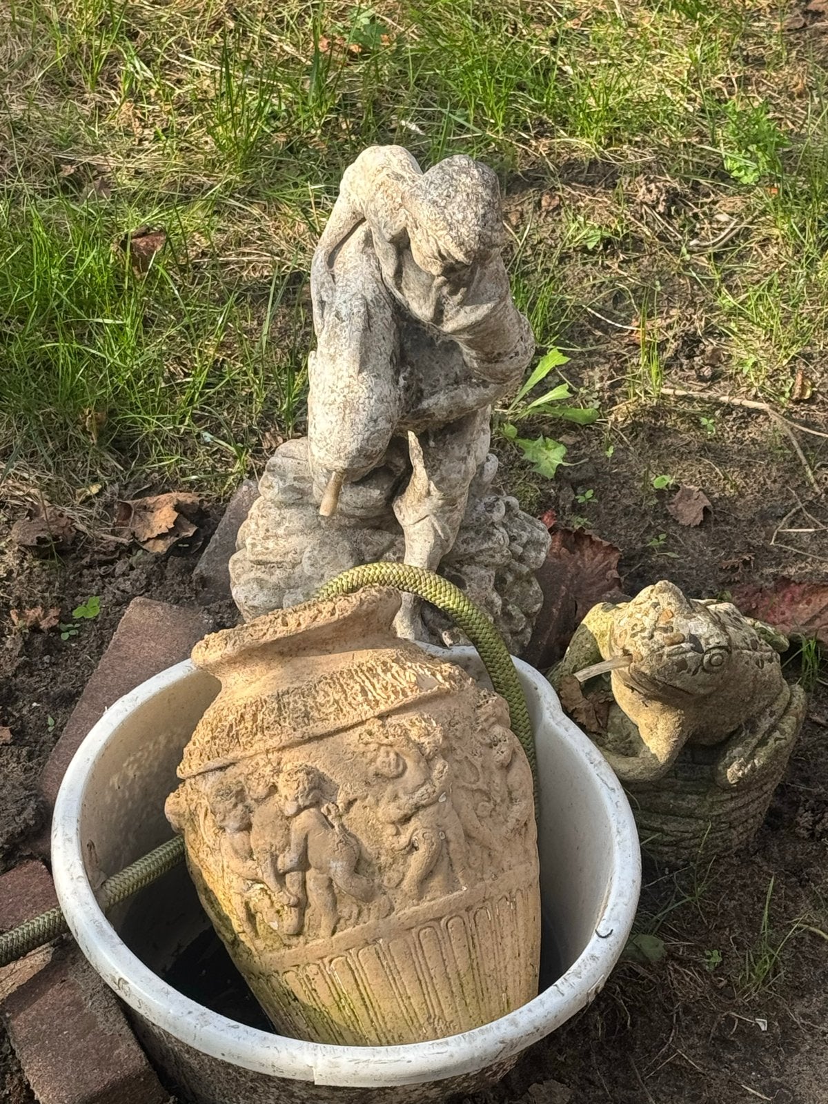Tuinbeelden set: vaas, kikker en figuur fontein, Ophalen, Gebruikt, Beton, Dierenbeeld
