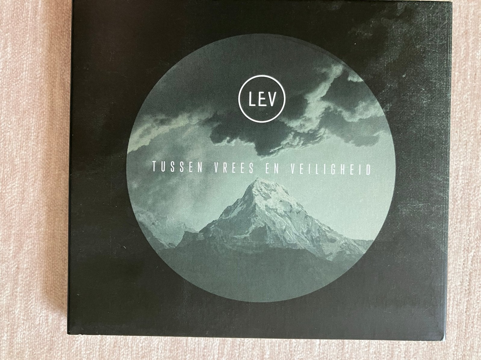 LEV - Tussen Vrees en Veiligheid CD gospel, Ophalen of Verzenden, Zo goed als nieuw, Album, Inclusief boekje