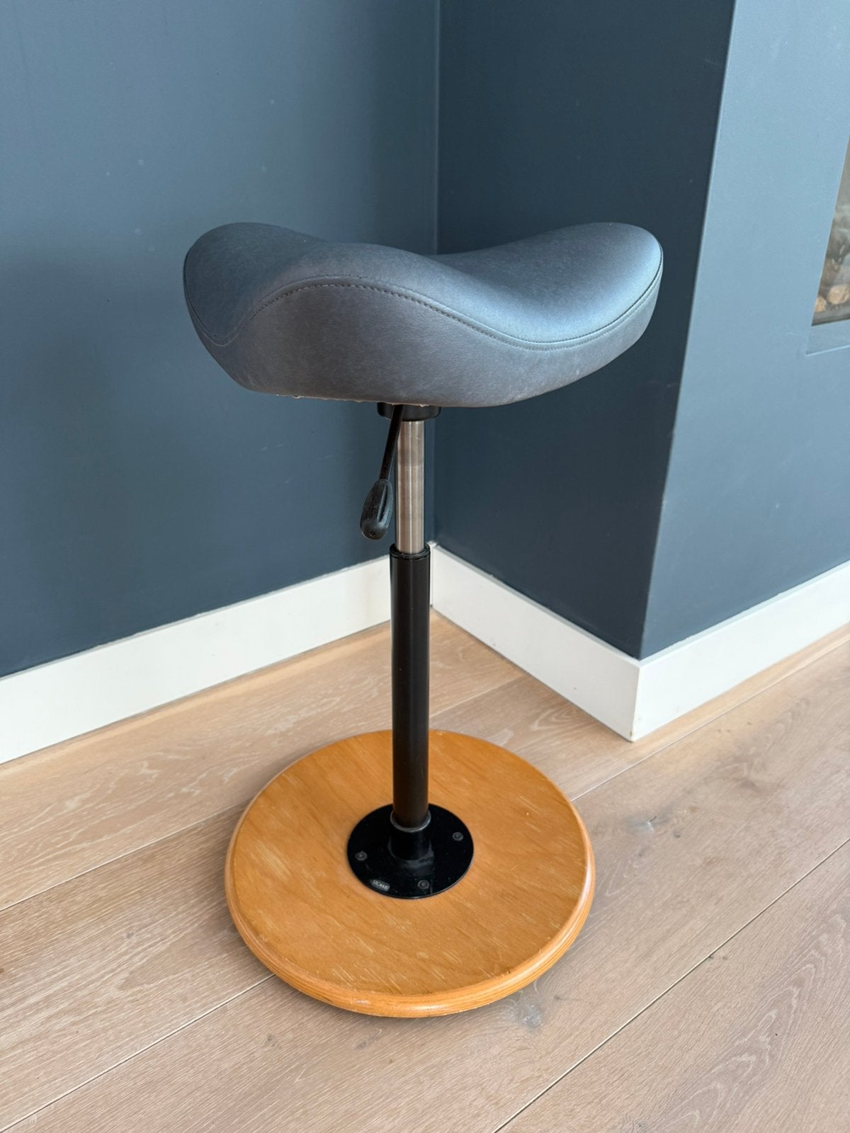 Stokke Move ergonomische zit-stakruk – verstelbaar, Huis en Inrichting, Krukjes, Ophalen, In hoogte verstelbaar, Gebruikt, Hout