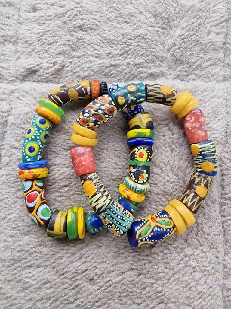 Kleurrijke Afrikaanse Glas Kralen Armbanden - Set van 2, Overige materialen, Overige kleuren, Nieuw, Ophalen of Verzenden