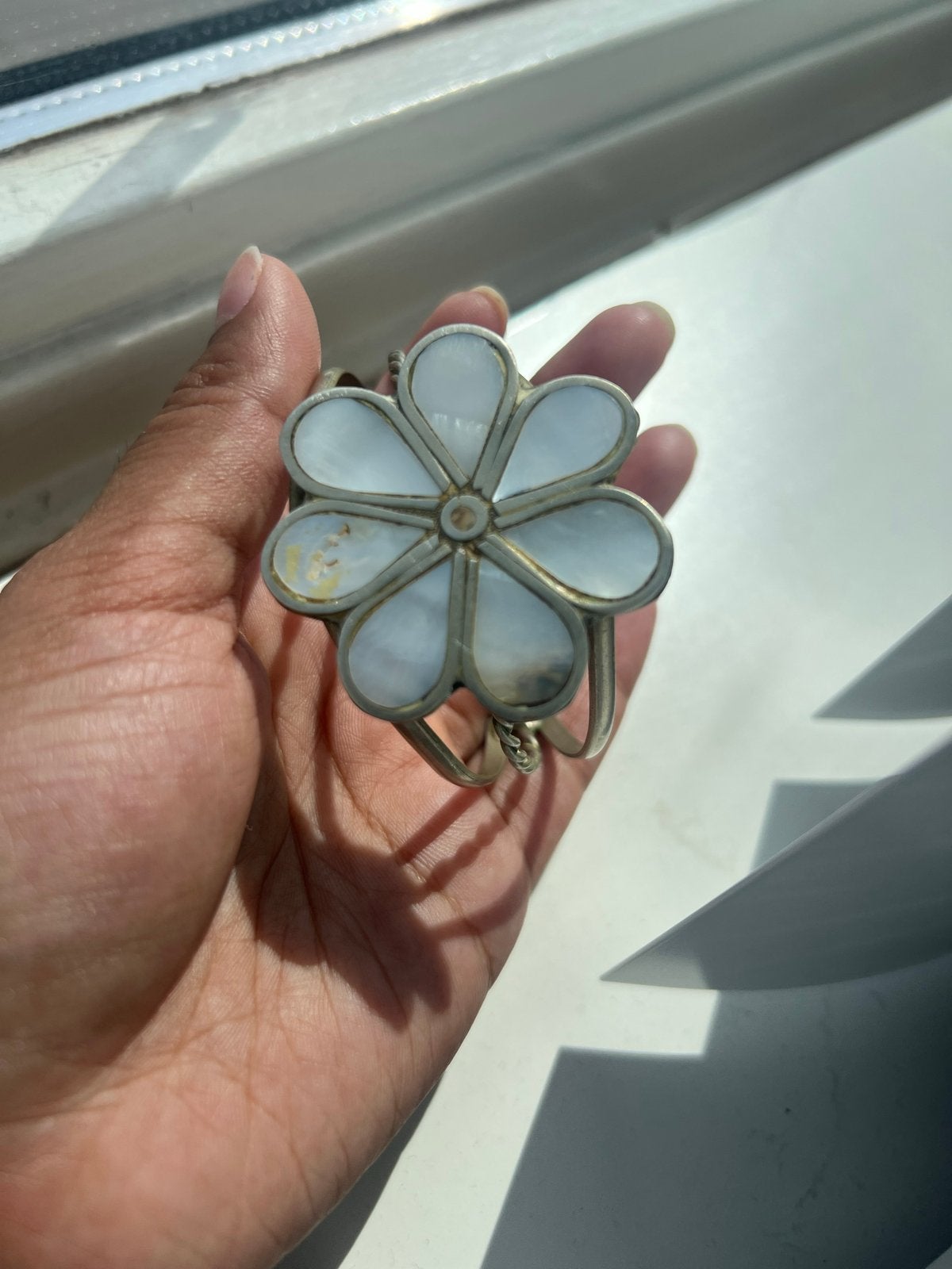 Antieke zilveren armband met bloemmotief en parelmoer, Ophalen of Verzenden, Zilver, Armband, Met edelsteen