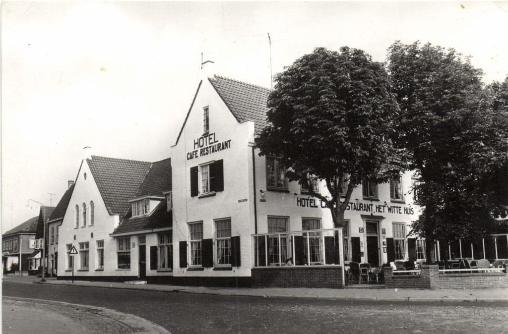Hotel-Restaurant Het Witte Huis, Lent [Nijmegen] - 1964? gel, Verzamelen, Ansichtkaarten | Nederland, Verzenden, 1960 tot 1980