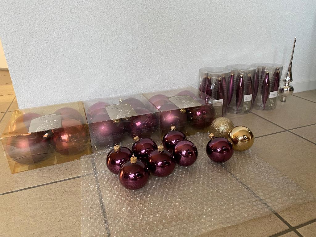 Complete set paarse kerstballen en pegels - mat en glanzend, Diversen, Kerst, Zo goed als nieuw, Ophalen of Verzenden
