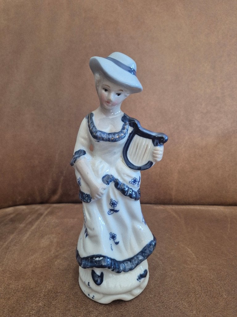 Vintage porseleinen beeldje – Elegante dame met harp, Verzamelen, Ophalen of Verzenden, Zo goed als nieuw, Mens