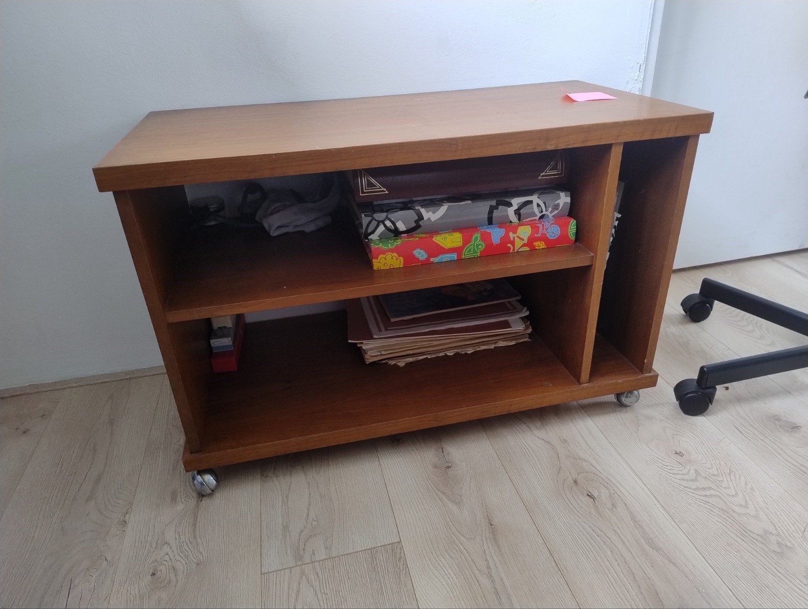 Klein bruin open kastje op wieltjes, Ophalen, Gebruikt, 50 tot 100 cm, Minder dan 100 cm