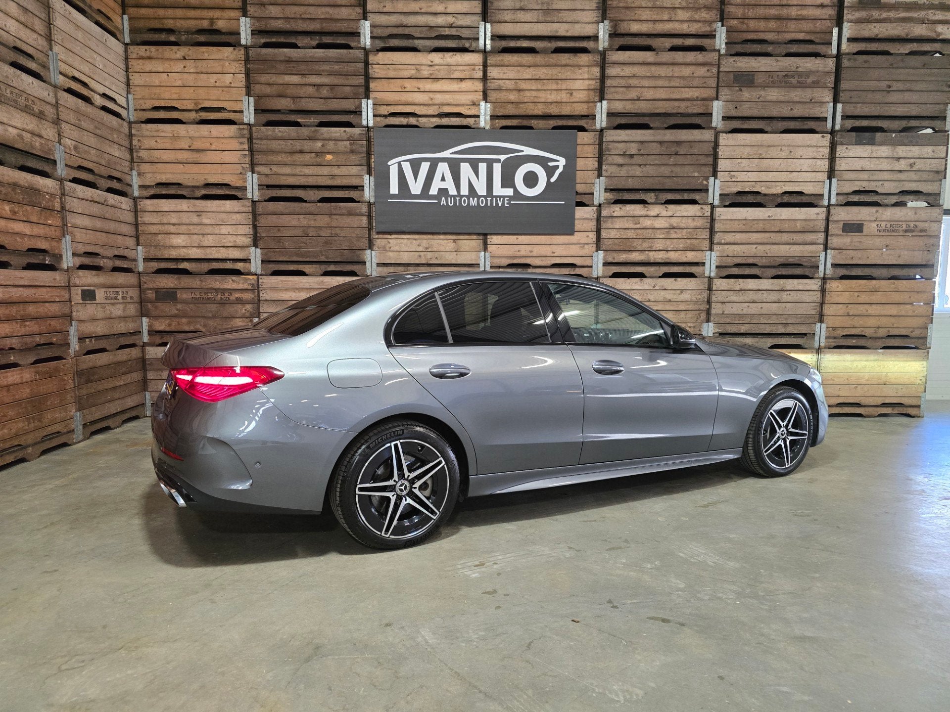 Mercedes-Benz C-klasse 300 e AMG Line PHEV Leder LED Camera, Auto's, Automaat, Dealer onderhouden, Achterwielaandrijving, 4 cilinders