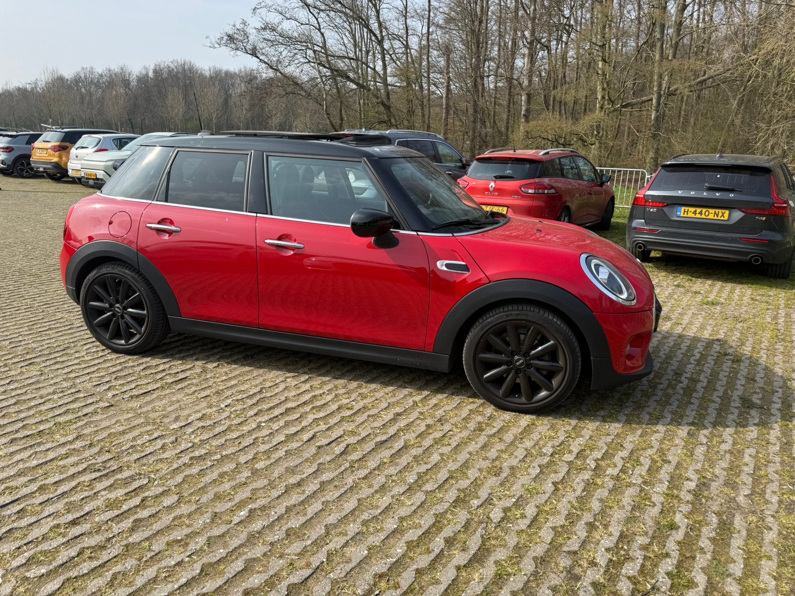 Foto 9 van Perfecte Mini Cooper 5-deurs (f55) Rood