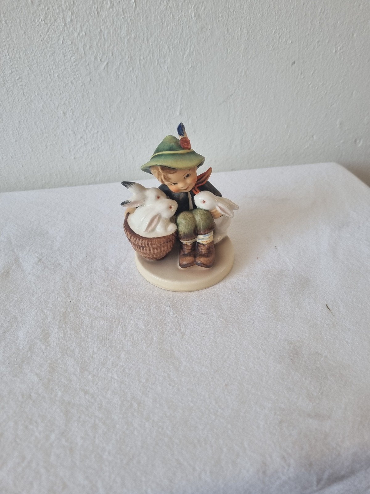 Hummel beeldje jongen met konijnen en mandje, Ophalen of Verzenden, Zo goed als nieuw, Hummel