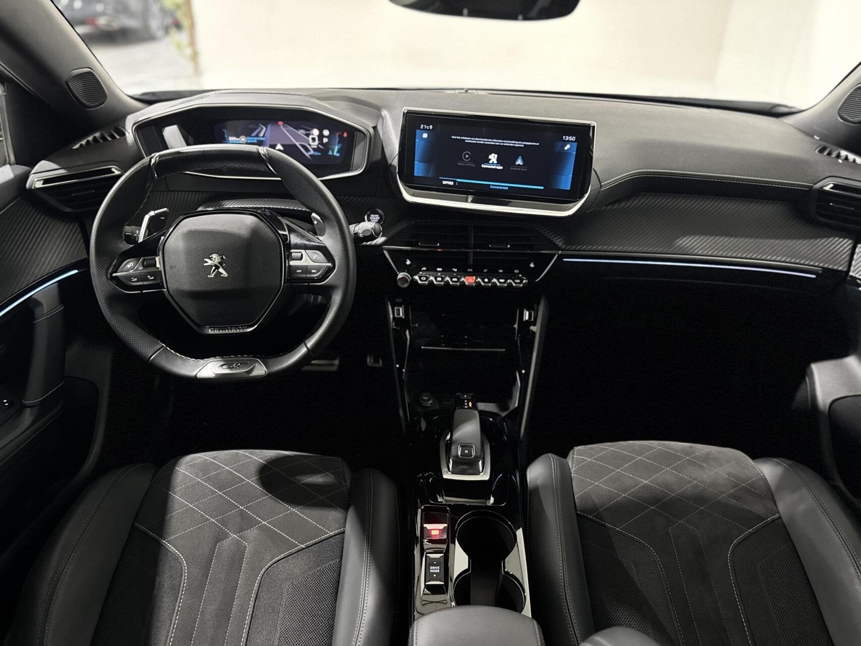 Peugeot 2008 1.2 Pure Tech GT Line|CARPLAY|LANE|360 CAMERA, Gebruikt, Zwart, 4 cilinders, Met garantie (alle)