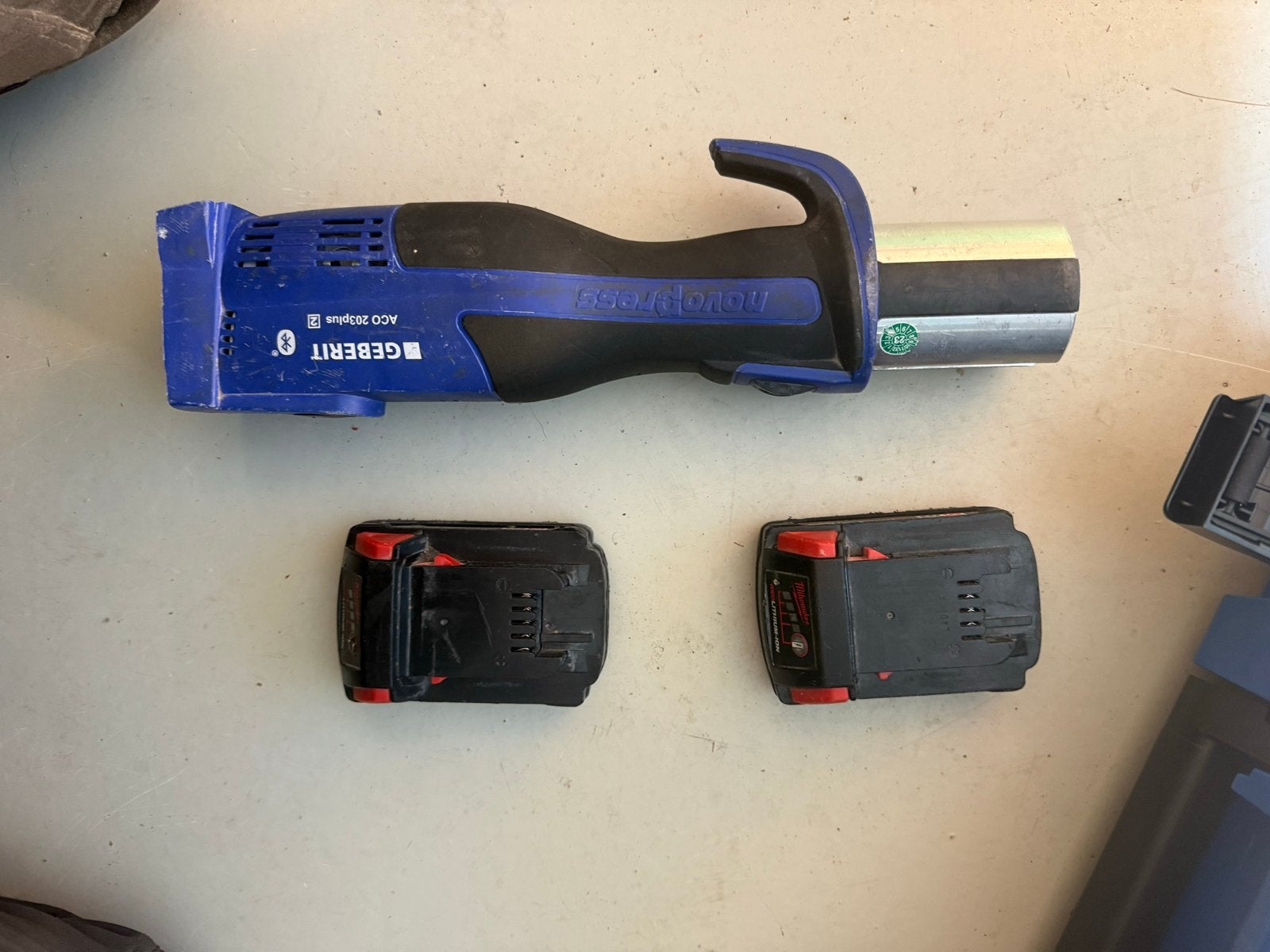 Geberit ACO 203plus persmachine met 2 accu's en koffer, Ophalen of Verzenden, Zo goed als nieuw