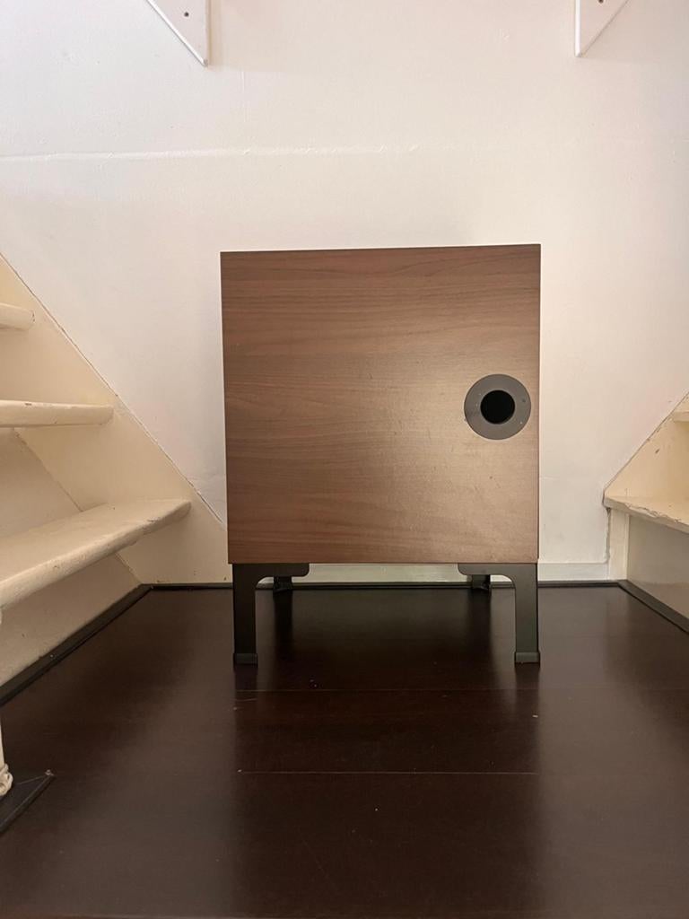 Modern houten ikea nachtkastje met metalen poten, Huis en Inrichting, Ophalen, Gebruikt