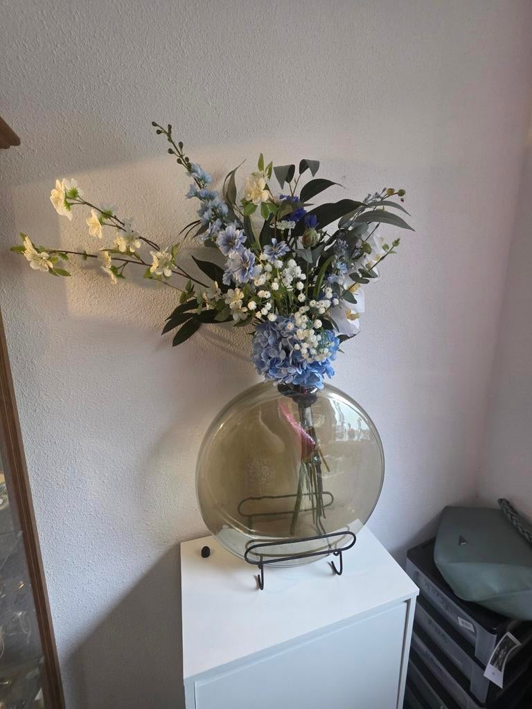 Groot boeket zijde bloemen op mooie vaas, Ophalen, Blauw, Nieuw, Glas