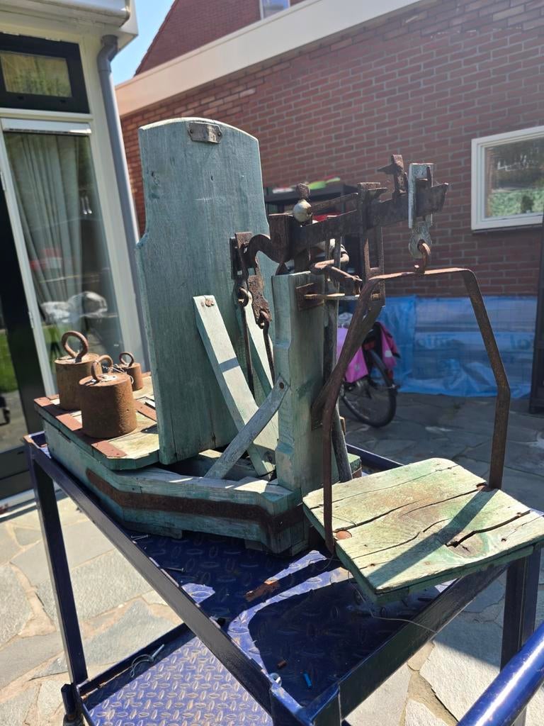 Oude weegschaal, Ophalen