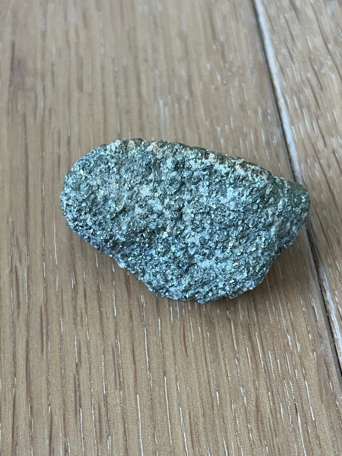 Glanzend mineraal, mogelijk pyriet of chalcopyriet, Ophalen of Verzenden, Mineraal