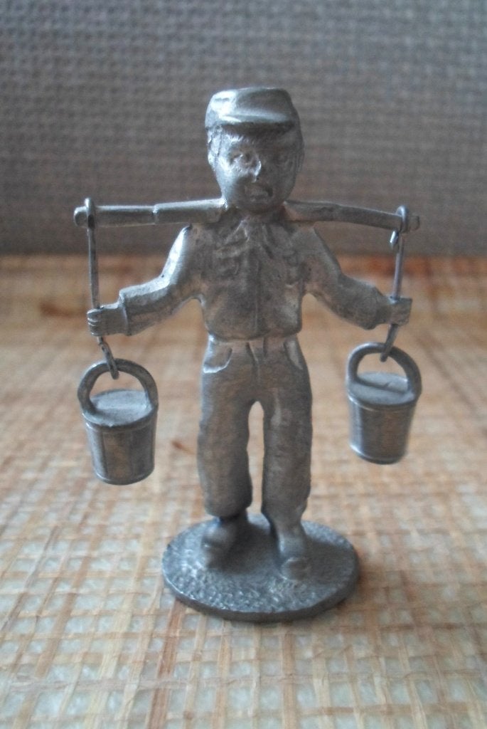 Miniatuur Boer met juk en emmers. 92% Tin. Artil. Jaren '90, Antiek en Kunst, Antiek | Tin, Ophalen of Verzenden
