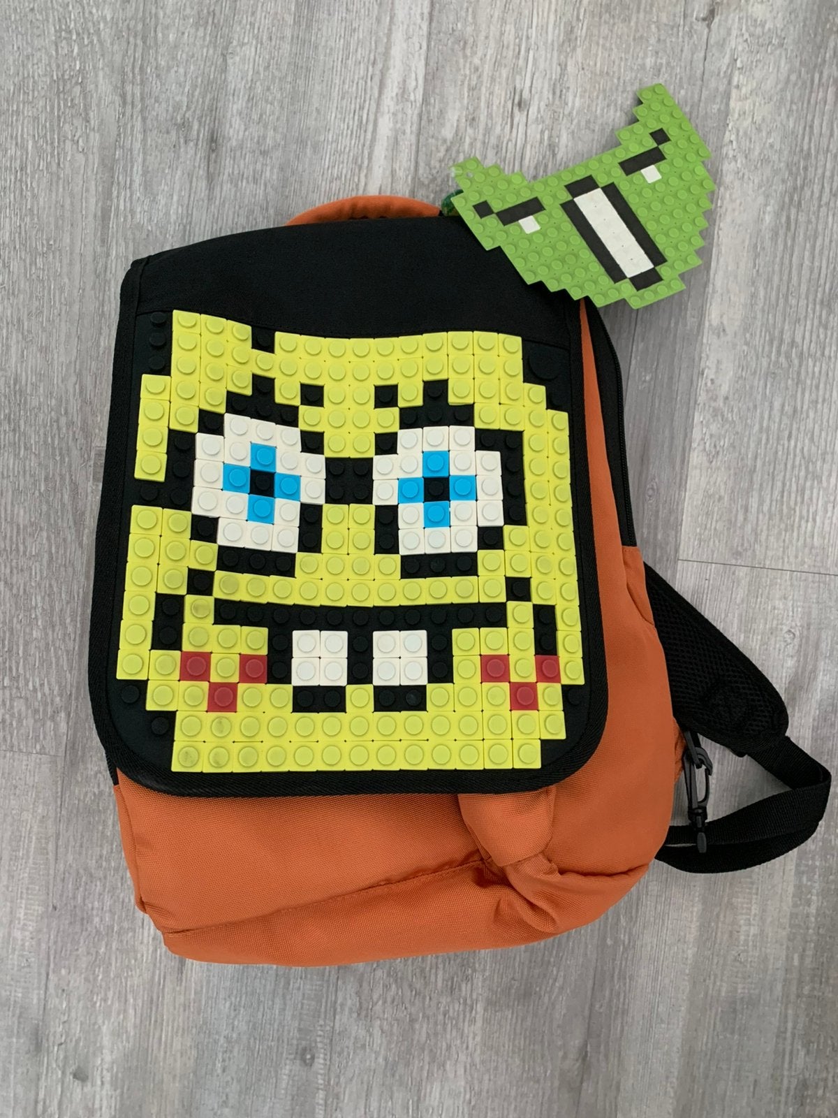 Uanyi rugzak met SpongeBob pixel art - Verstelbaar design, Overige merken, 25 tot 40 cm, Nieuw, Ophalen of Verzenden