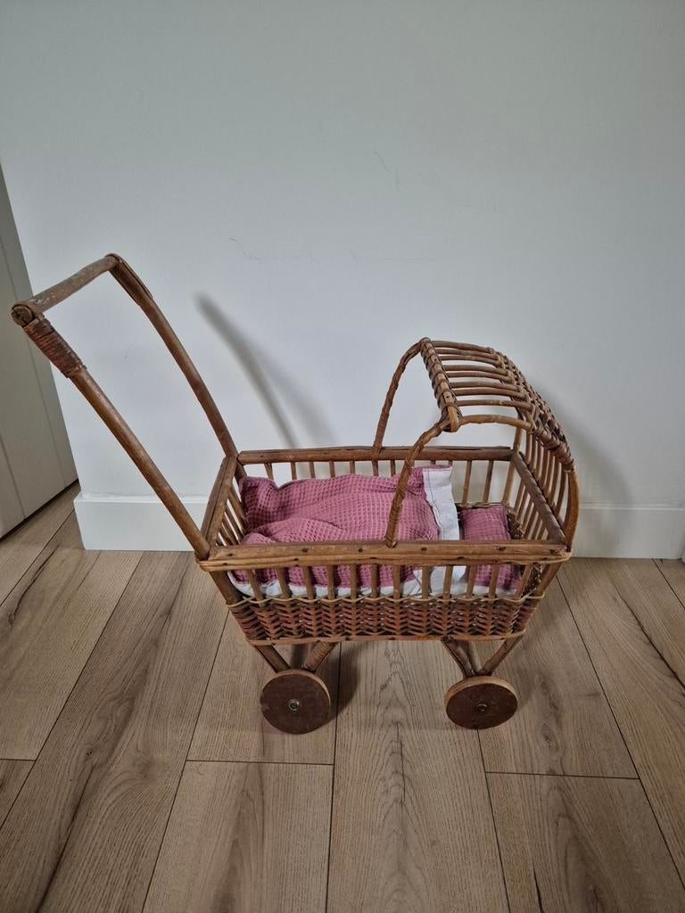 Vintage rotan poppenwagen met roze dekentje, Ophalen, Gebruikt, Overige typen