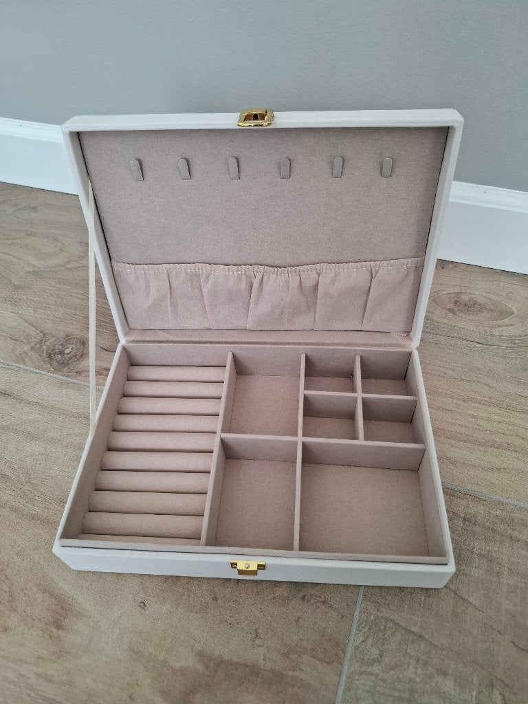 Sieradendoos - crème wit velours - 30 x 20 x 11 cm, Sieraden, Tassen en Uiterlijk, Beautycases, Ophalen of Verzenden, Zo goed als nieuw