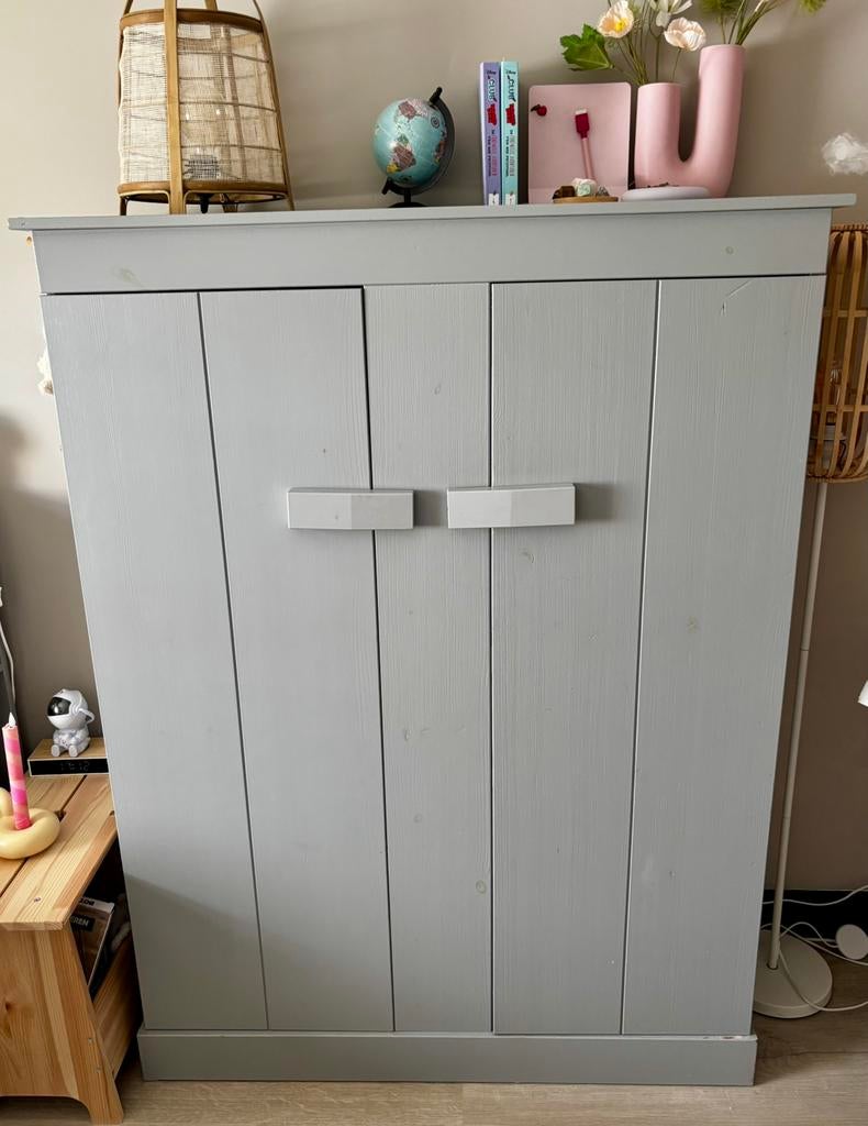 Grijze kast van WOOOD, Huis en Inrichting, Ophalen, Met plank(en), 100 tot 150 cm, Zo goed als nieuw