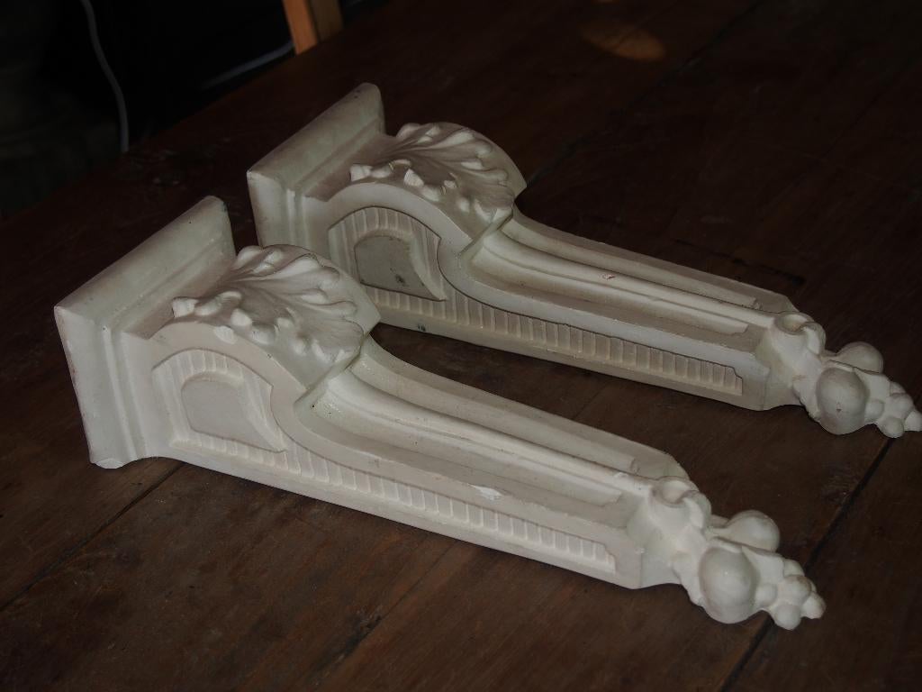 2 gipsen Wandornamenten/Consoles, Ophalen