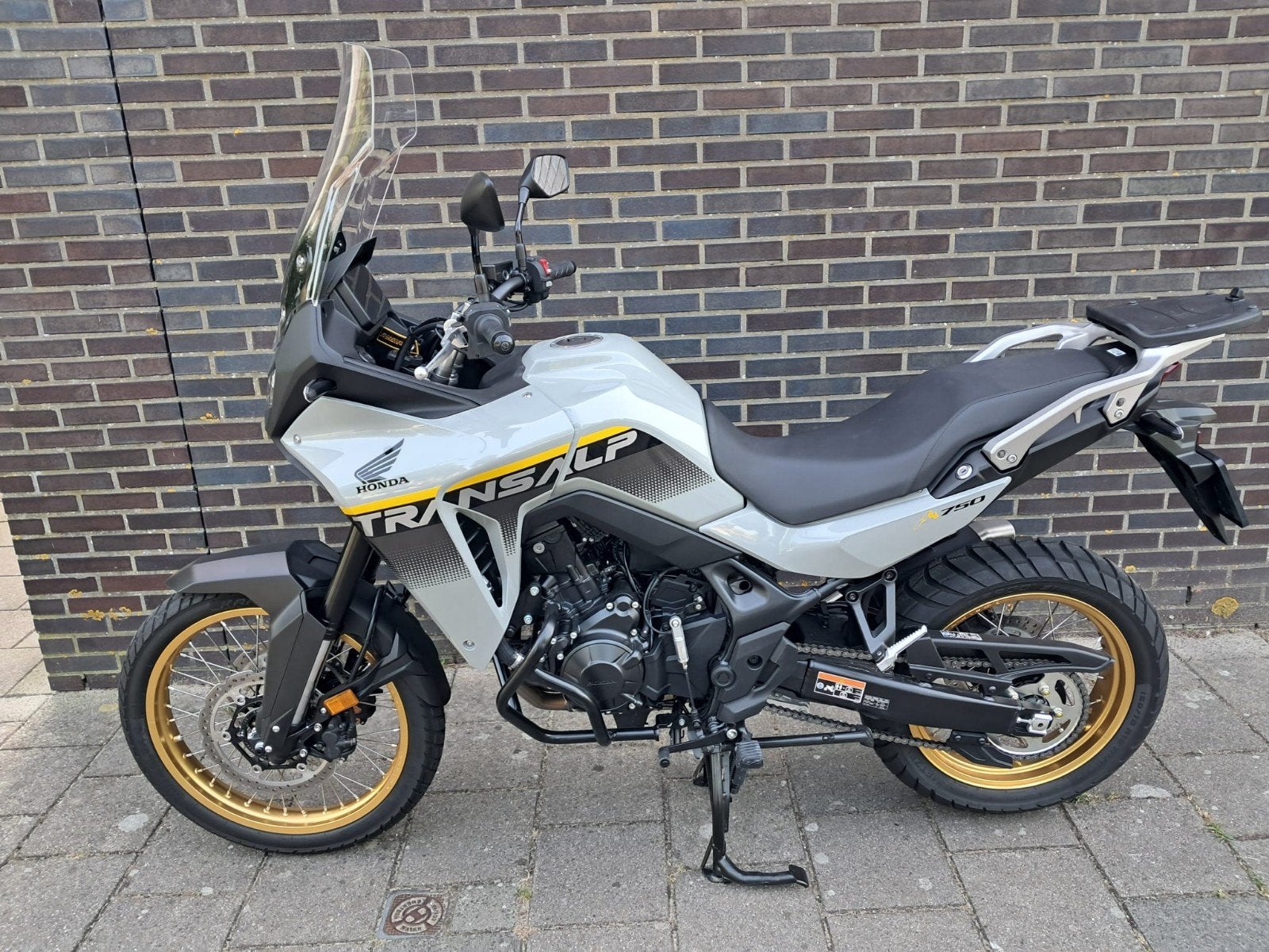 Honda Transalp 750 - Nieuwstaat met topkoffer, Motoren, Motoren | Honda, 750 cc, 2 cilinders, Traction Control, Nieuw