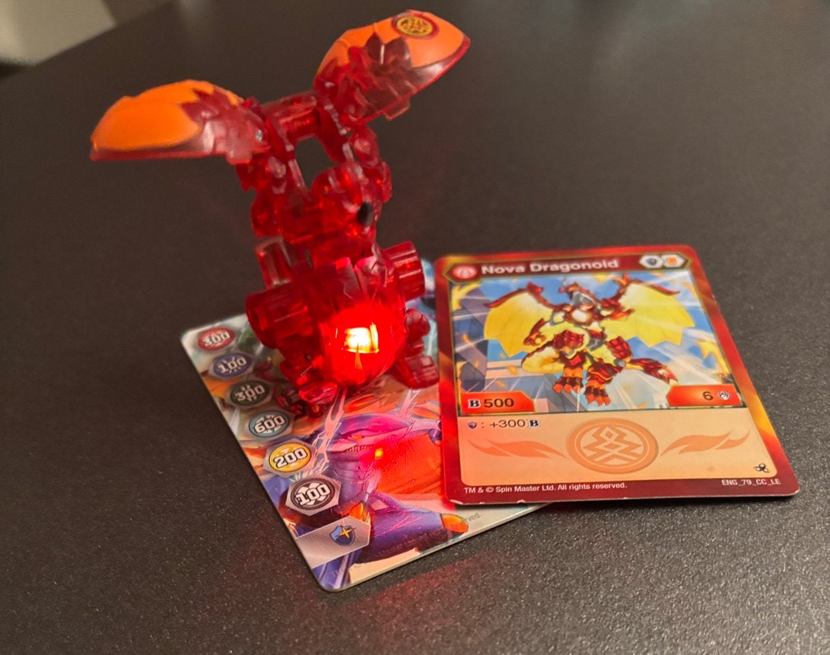 Bakugan Nova Dragonoid met licht en kaarten, Ophalen of Verzenden, Zo goed als nieuw