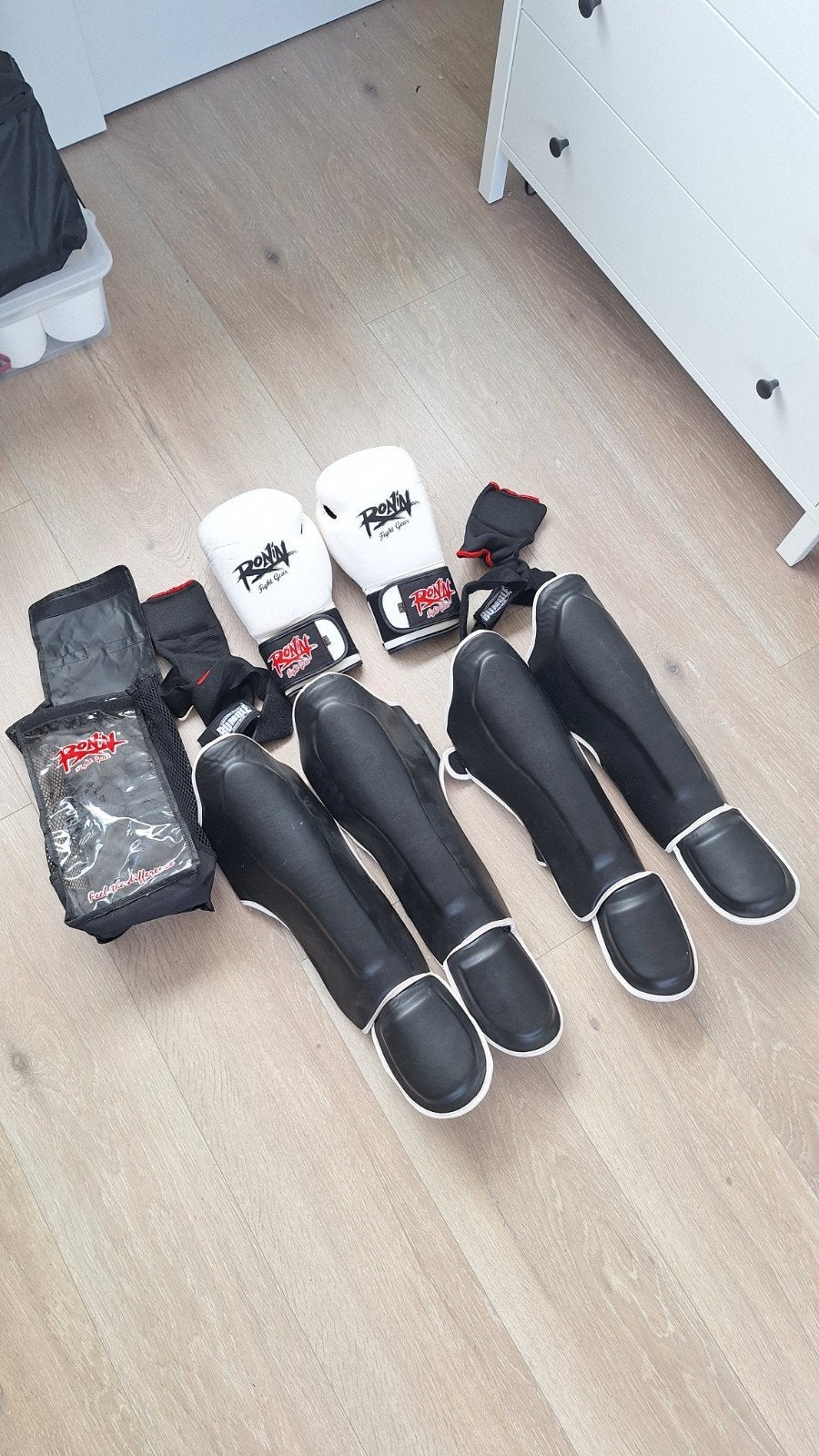 Ronin Vechtsport Set: Bokshandschoenen & Scheenbeschermers, Ophalen, Gebruikt, Overige, Maat XS of kleiner