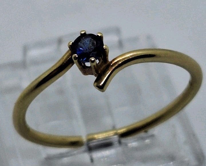 Gouden ring 585 met saffier, maat 17.7, prachtige staat, Ophalen of Verzenden
