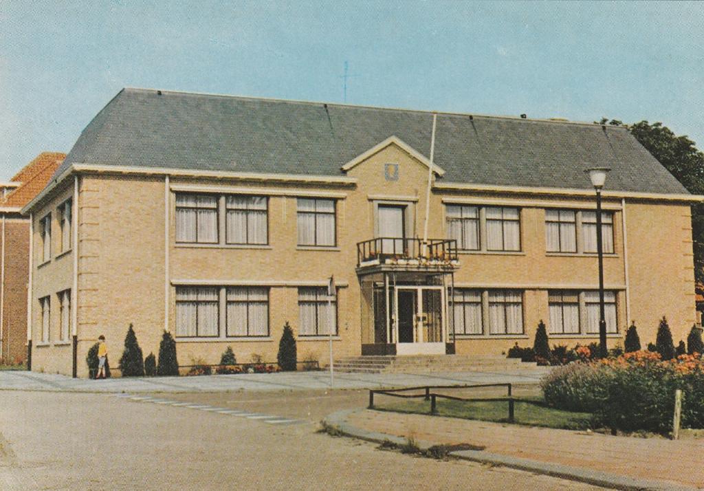 REUSEL Gemeentehuis, Verzamelen, Ansichtkaarten | Nederland, Verzenden, 1960 tot 1980, Ongelopen, Noord-Brabant