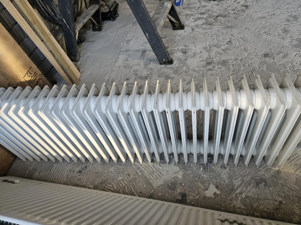 Twee gietijzeren radiatoren, Doe-het-zelf en Verbouw, Verwarming en Radiatoren, Ophalen, 30 tot 80 cm, Radiator, Zo goed als nieuw