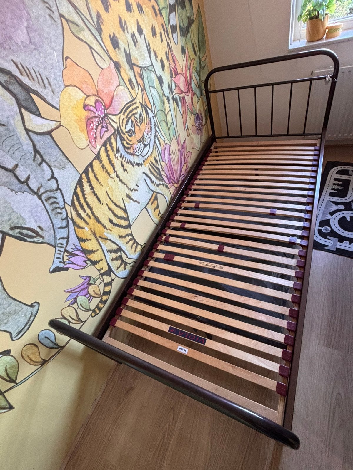 Eenpersoons bruin/brons metalen bed + lattenbodem, Ophalen, 90 cm, Eenpersoons, Zo goed als nieuw