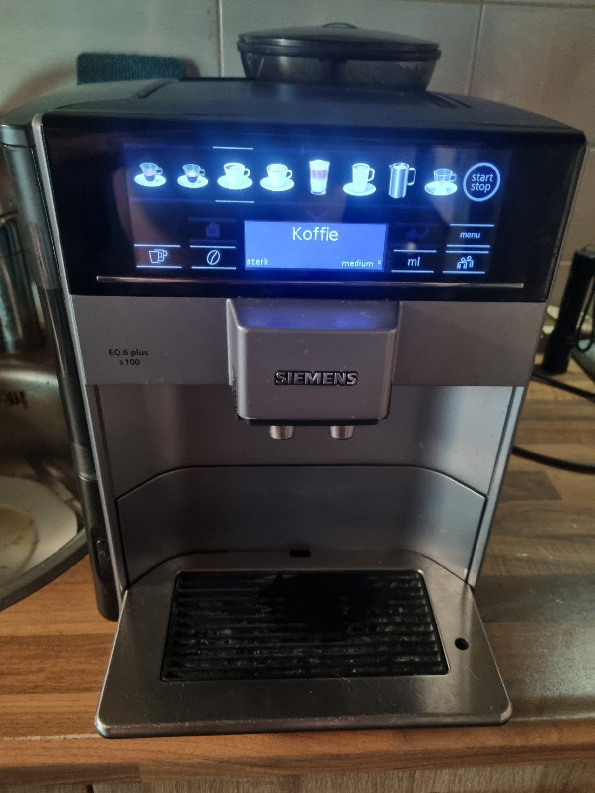 Siemens EQ.6 Plus S100 volautomatische espressomachine, Witgoed en Apparatuur, Gebruikt, Espresso apparaat, 4 tot 10 kopjes, Afneembaar waterreservoir