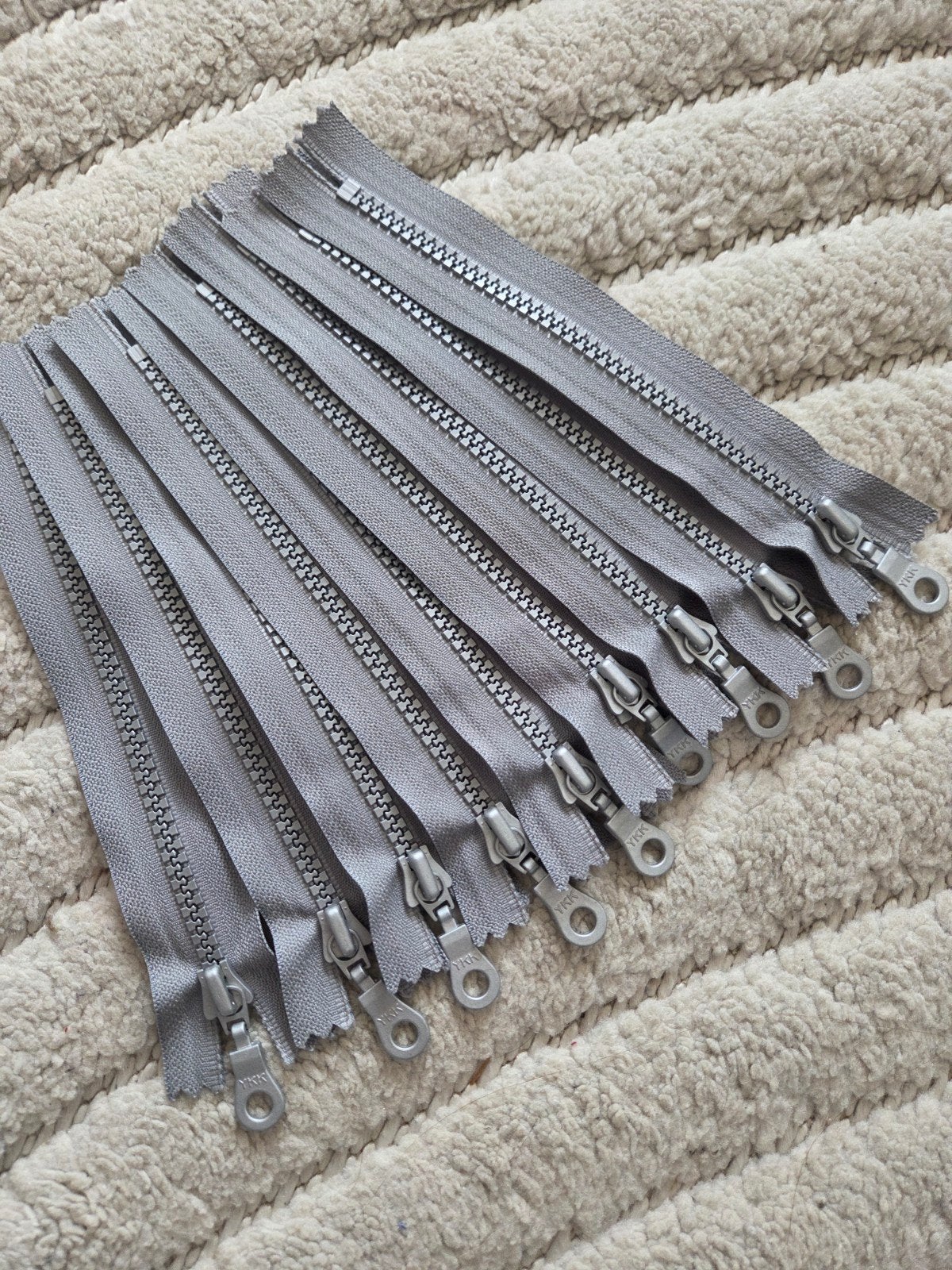 Set van 10 grijze ritsen - YKK keurmerk, Hobby en Vrije tijd, Naaien en Fournituren, Ophalen of Verzenden, Nieuw, Rits of Sluiting